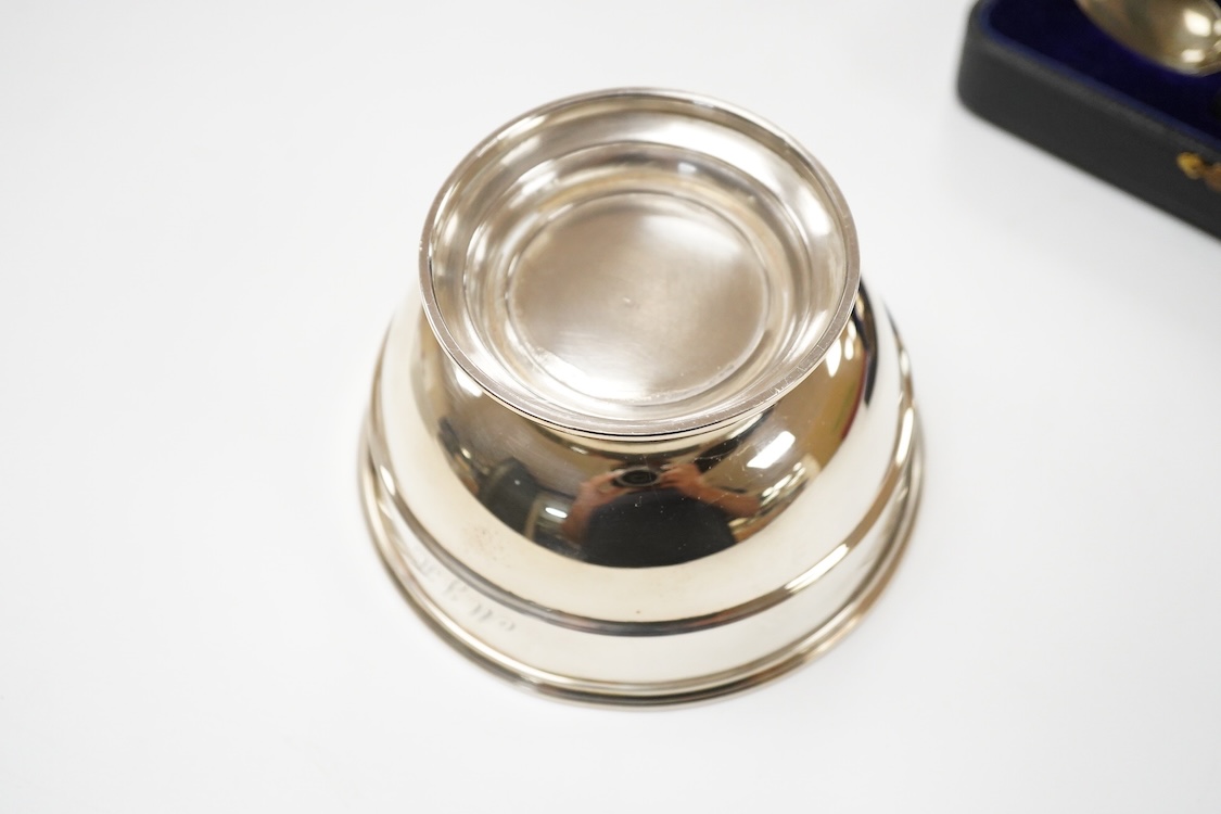 A George VI silver sugar bowl, Viners Ltd, Sheffield, 1946, diameter 10.9cm, together with a cased silver spoon & pusher and a silver mounted glass liquor jug.